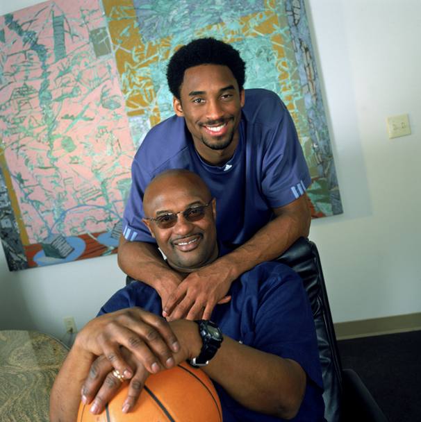 Kobe Bryant giovane con il pap Joe Bryant (Nba/Getty)